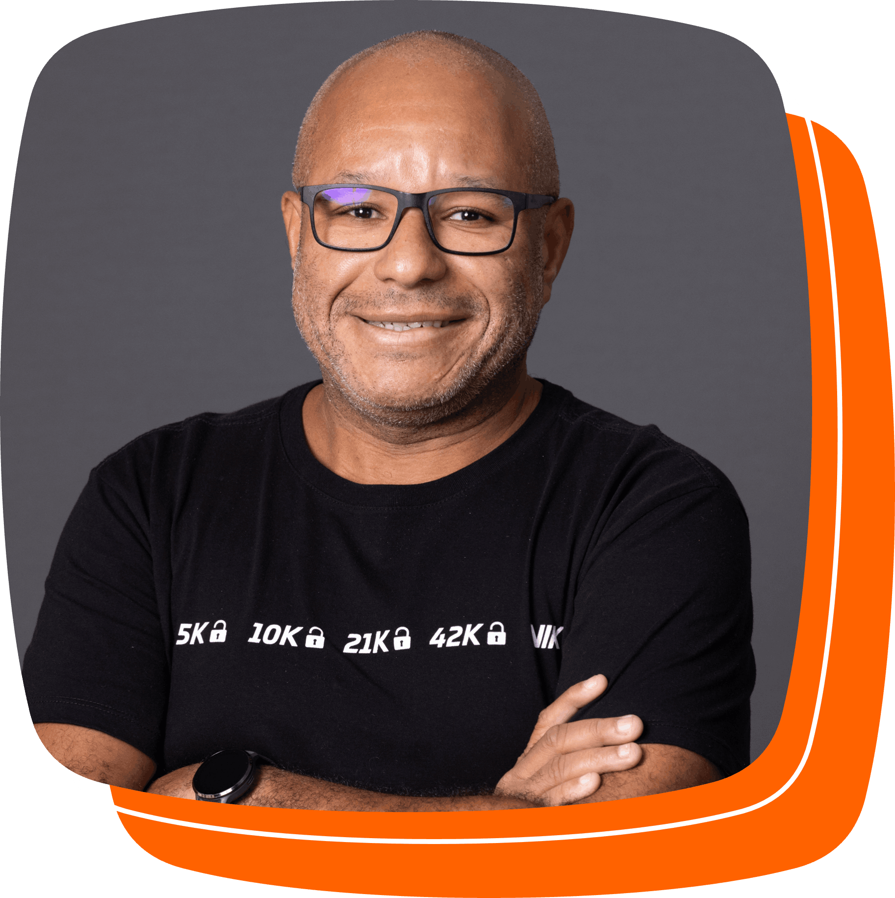 Sergio Ricardo, homem preto, cabelos curtos, óculos de grau preto e camiseta preta